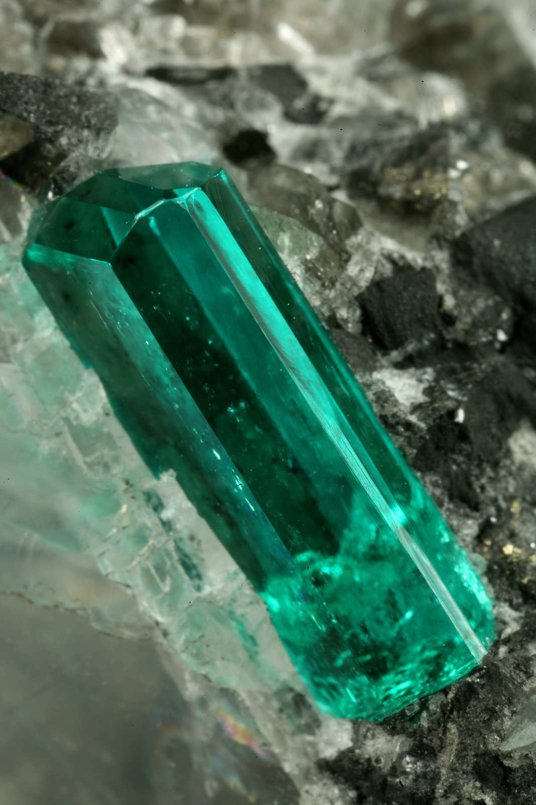 Beryl (variety emerald), Calcite, Pyrite
43x38x50mm,  xl=11mm
(Autor: Fiebre Verde)
