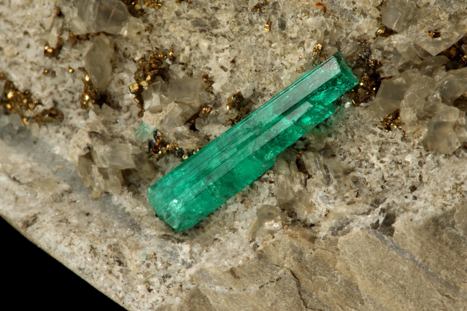 Beryl (variety emerald), Calcite, Albite (var. Cleavelandite), Pyrite
65x49x67mm, xl=20mm
(Autor: Fiebre Verde)