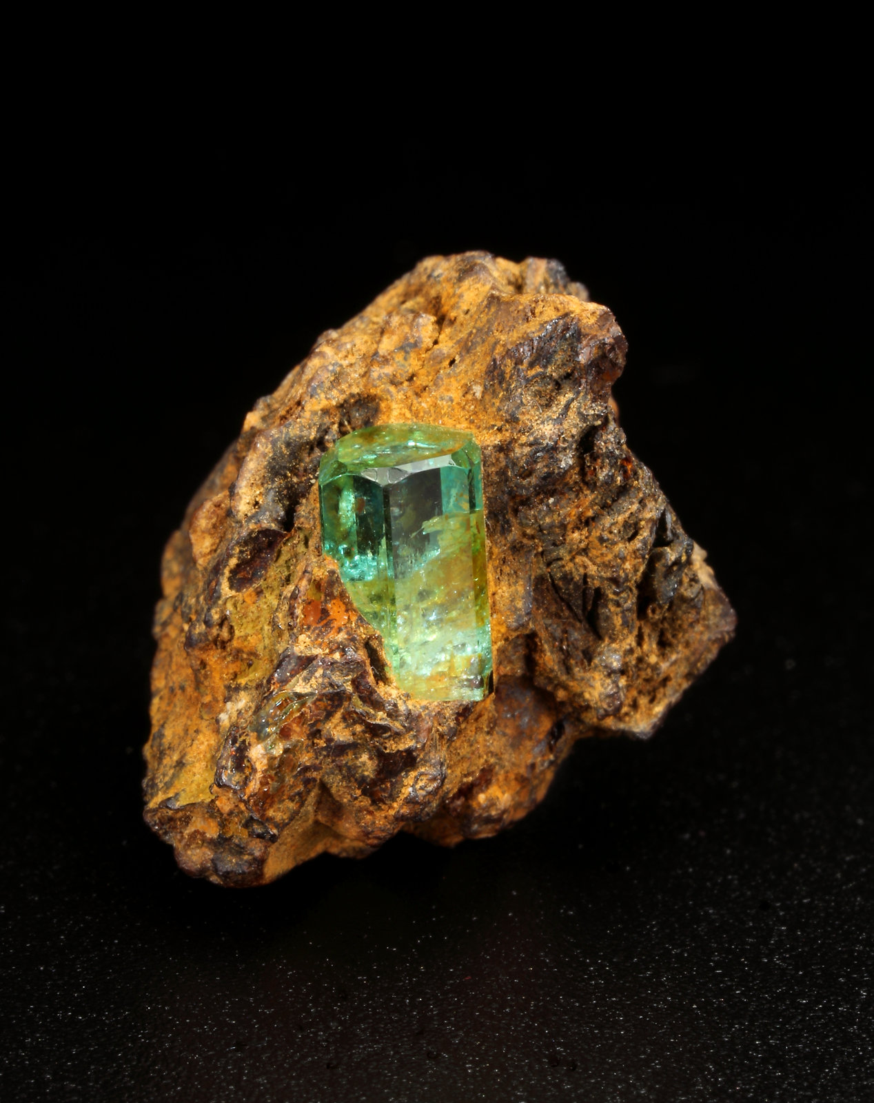 Beryl (variety emerald)
19mm x 19mm x 18mm, xl=8mm
(Autor: Fiebre Verde)