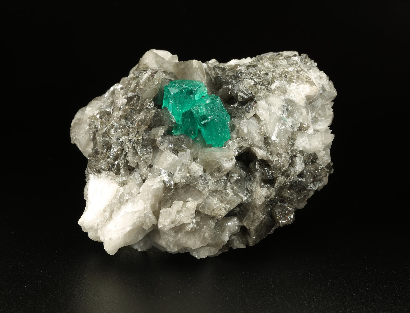 Beryl (variety emerald), Calcite, Dolomite
79x49x66mm, largest xl=13x9mm
(Autor: Fiebre Verde)