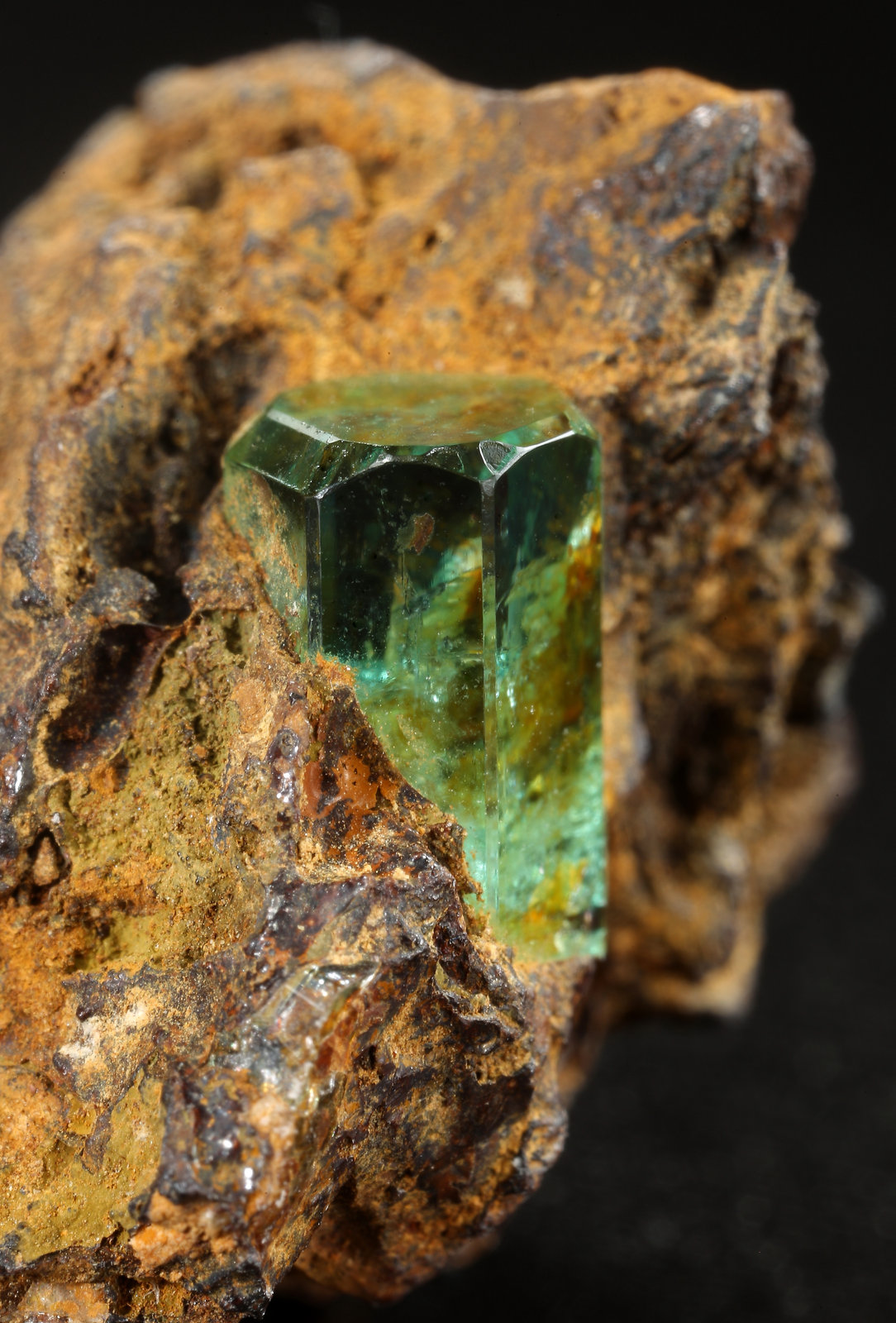 Beryl (variety emerald)
19mm x 19mm x 18mm, xl=8mm
(Autor: Fiebre Verde)