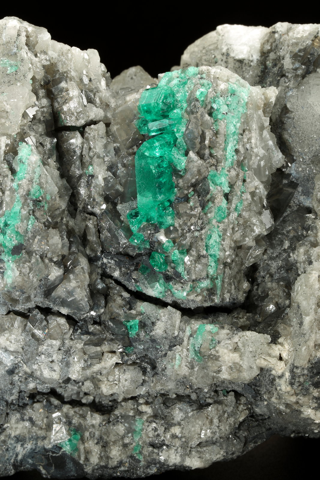 Beryl (variety emerald), Calcite, Dolomite
120x83x68mm, main xl=14mm
(Autor: Fiebre Verde)