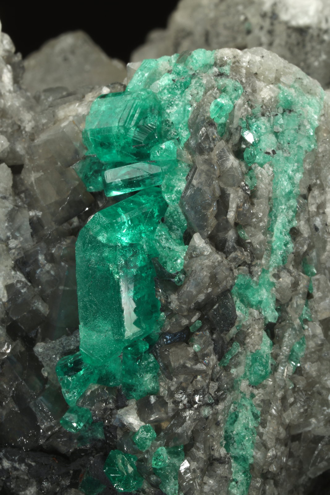 Beryl (variety emerald), Calcite, Dolomite
120x83x68mm, main xl=14mm
(Autor: Fiebre Verde)