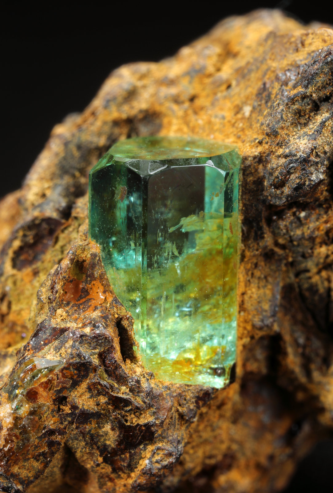 Beryl (variety emerald)
19mm x 19mm x 18mm, xl=8mm
(Autor: Fiebre Verde)