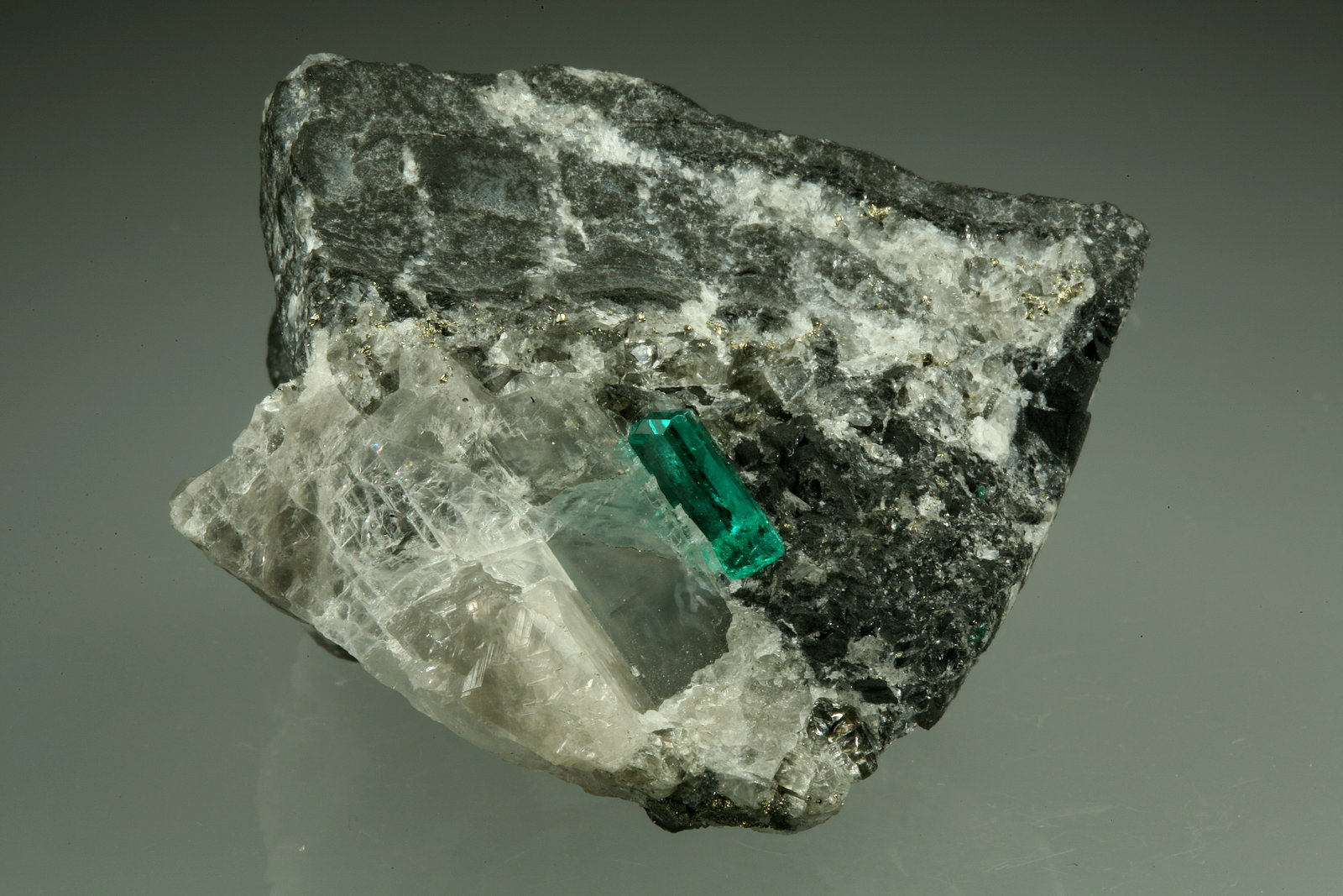 Beryl (variety emerald), Calcite, Pyrite
43x38x50mm,  xl=11mm
(Autor: Fiebre Verde)