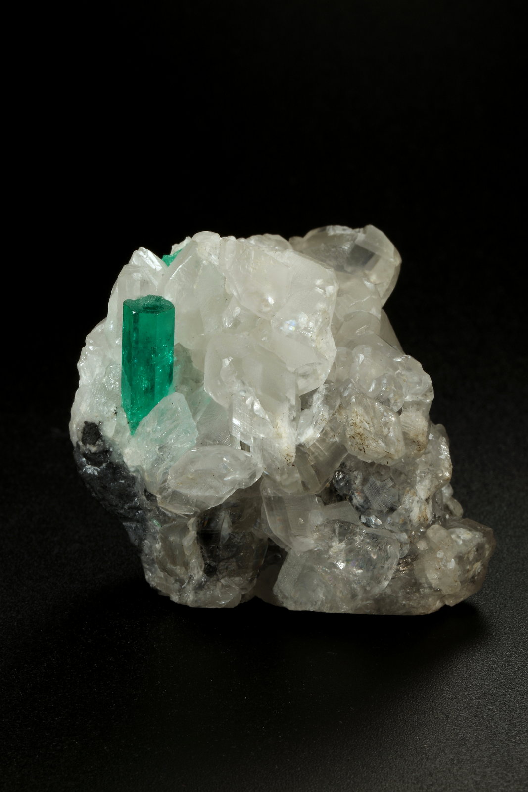 Beryl (variety emerald), Calcite
35x38x37mm, main xl=12x4mm
(Autor: Fiebre Verde)
