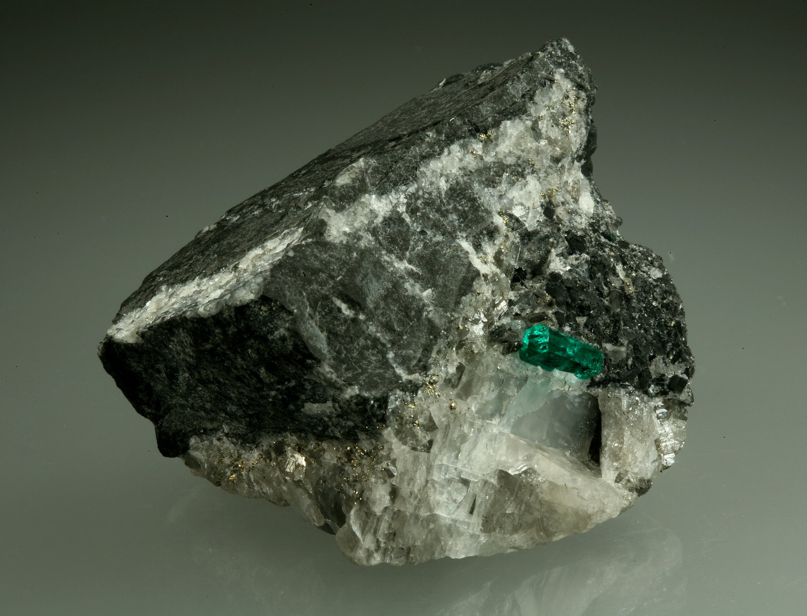 Beryl (variety emerald), Calcite, Pyrite
43x38x50mm,  xl=11mm
(Autor: Fiebre Verde)