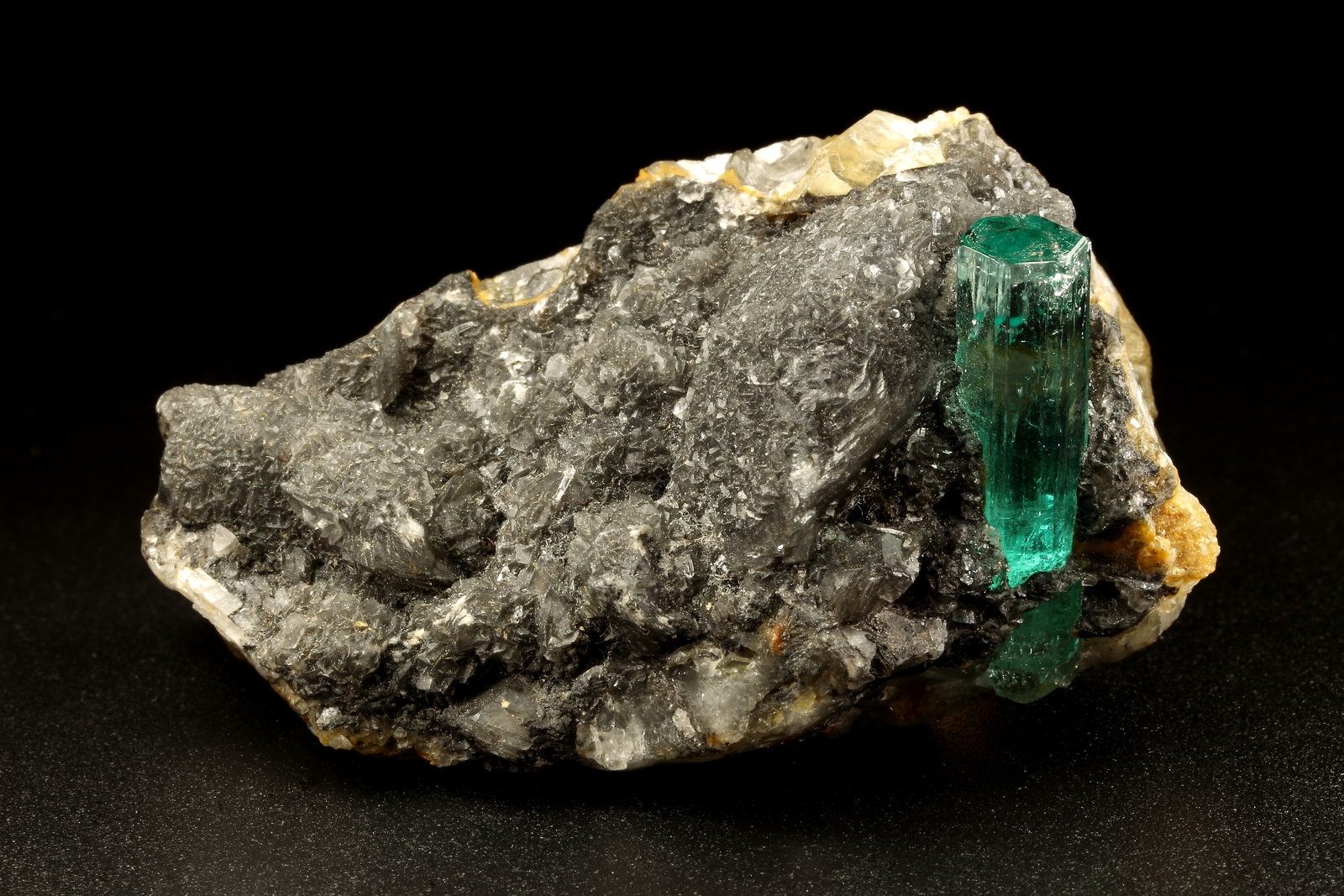 Beryl (variety emerald), Calcite
62x27x39mm, original xl=25mm
(Autor: Fiebre Verde)