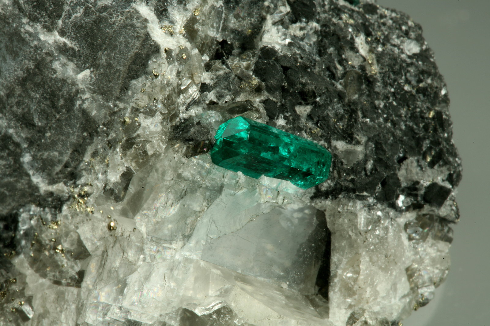 Beryl (variety emerald), Calcite, Pyrite
43x38x50mm,  xl=11mm
(Autor: Fiebre Verde)