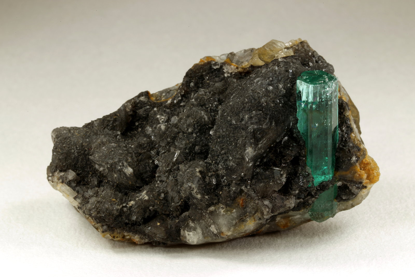 Beryl (variety emerald), Calcite
62x27x39mm, original xl=25mm
(Autor: Fiebre Verde)