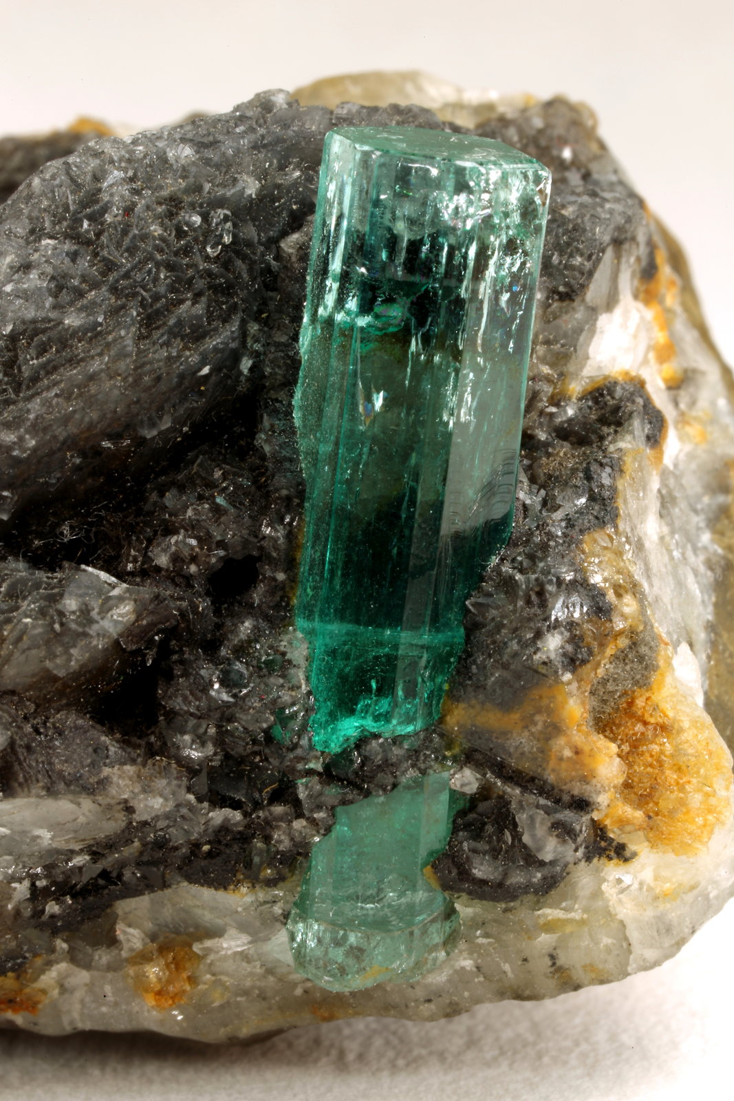 Beryl (variety emerald), Calcite
62x27x39mm, original xl=25mm
(Autor: Fiebre Verde)