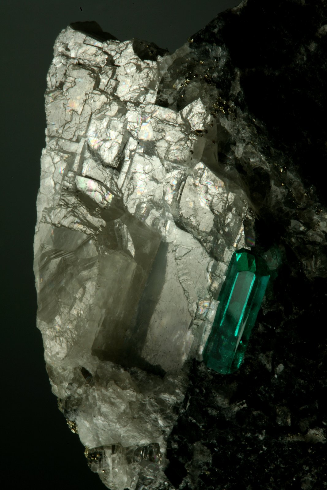 Beryl (variety emerald), Calcite, Pyrite
43x38x50mm,  xl=11mm
(Autor: Fiebre Verde)