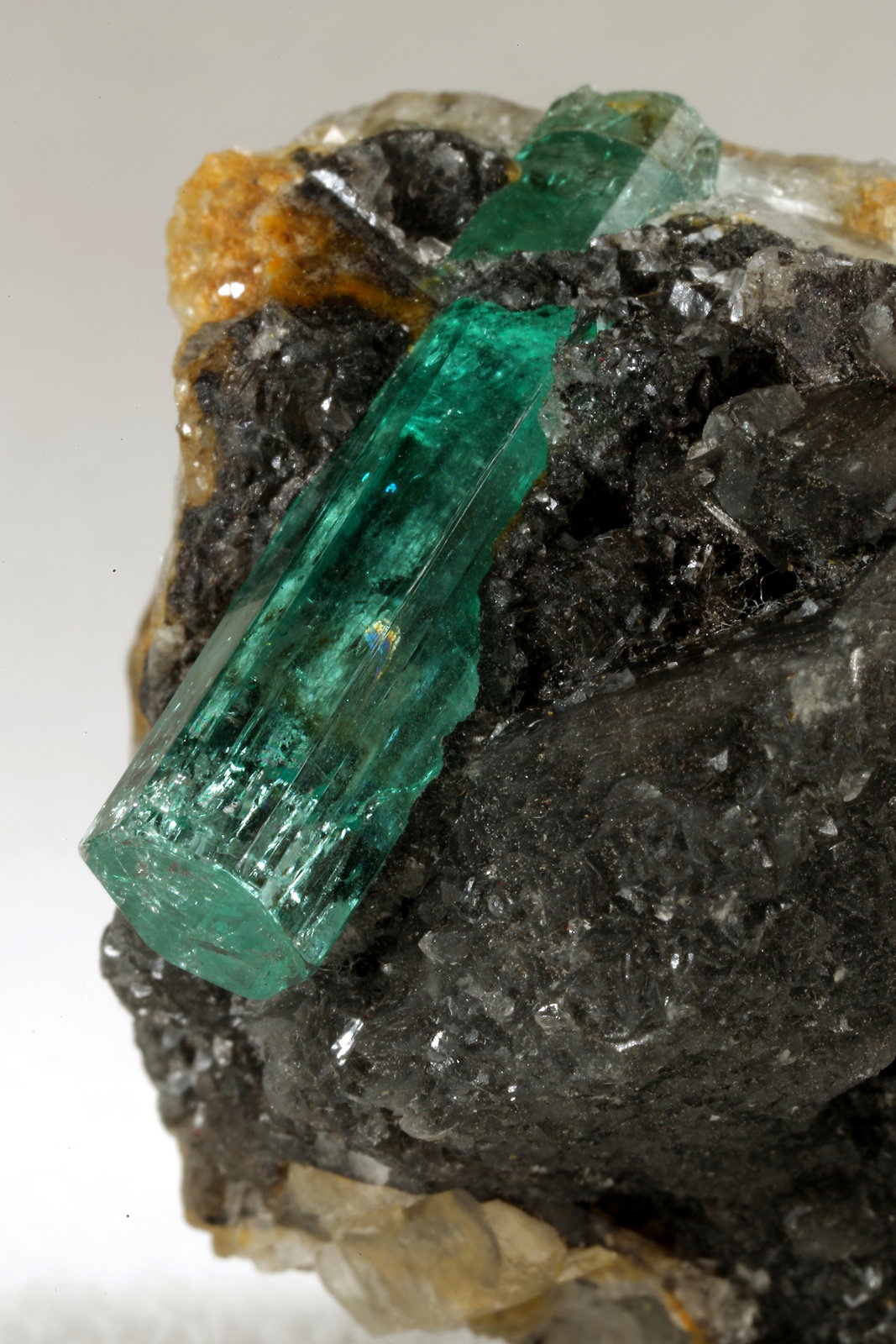 Beryl (variety emerald), Calcite
62x27x39mm, original xl=25mm
(Autor: Fiebre Verde)