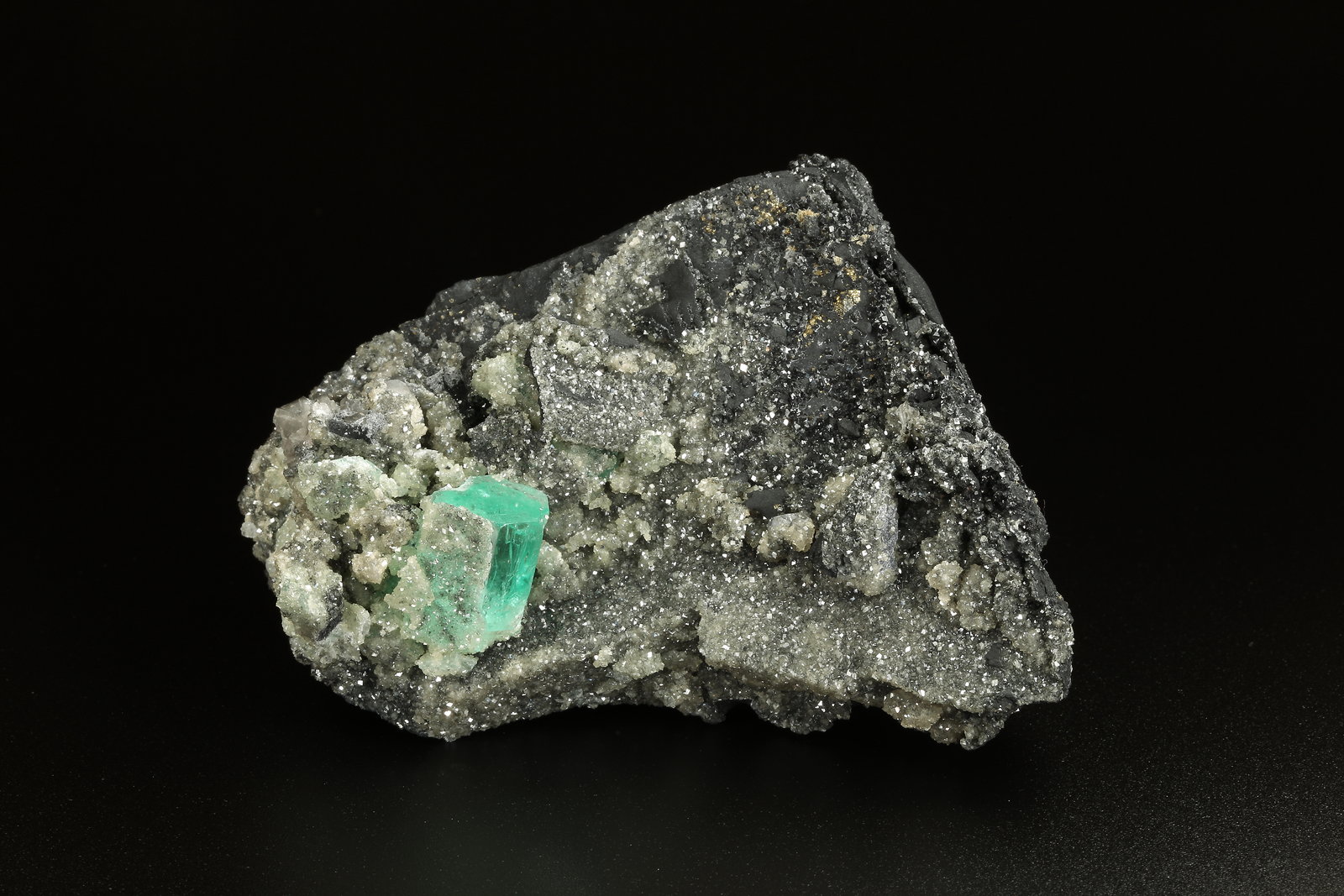 Beryl (variety emerald), Calcite, Pyrite
90x45x58mm, main xl=16x11mm
(Autor: Fiebre Verde)