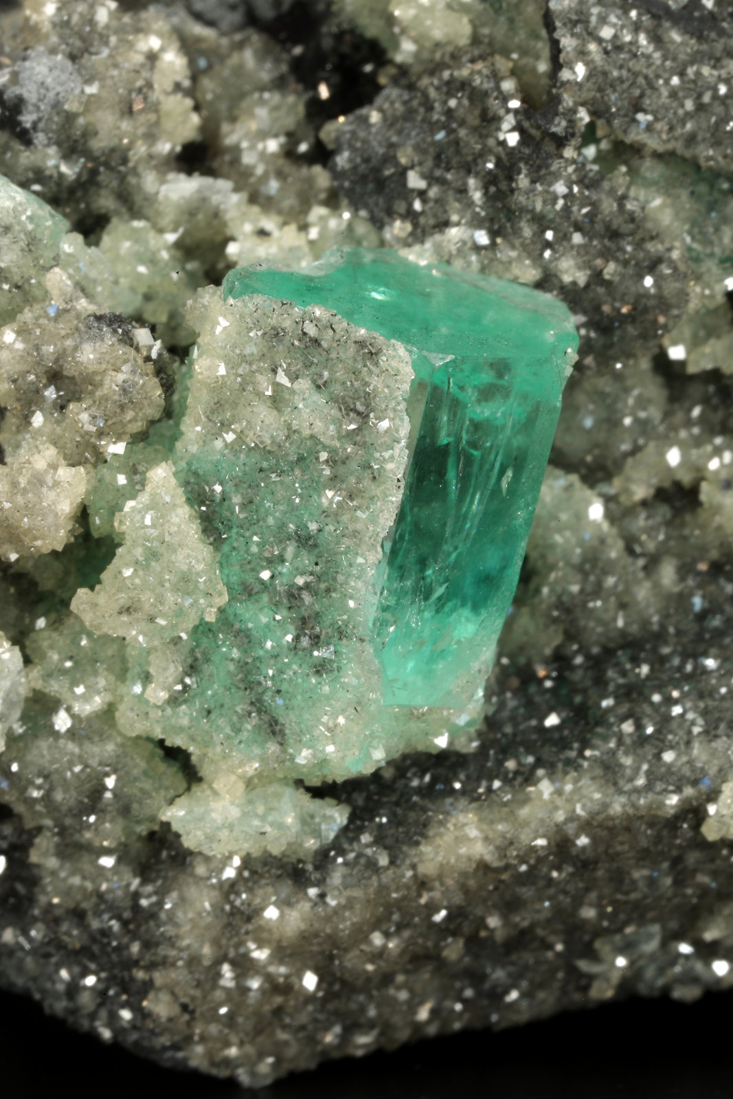 Beryl (variety emerald), Calcite, Pyrite
90x45x58mm, main xl=16x11mm
(Autor: Fiebre Verde)