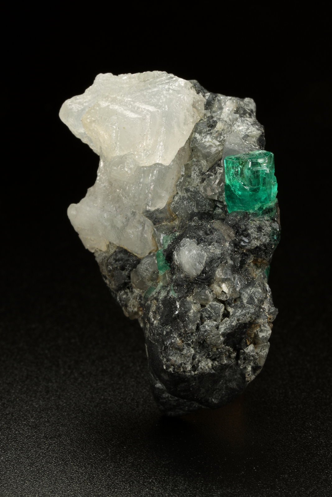Beryl (variety emerald), Calcite, Pyrite
27x41x19mm, xl=7mm
(Autor: Fiebre Verde)