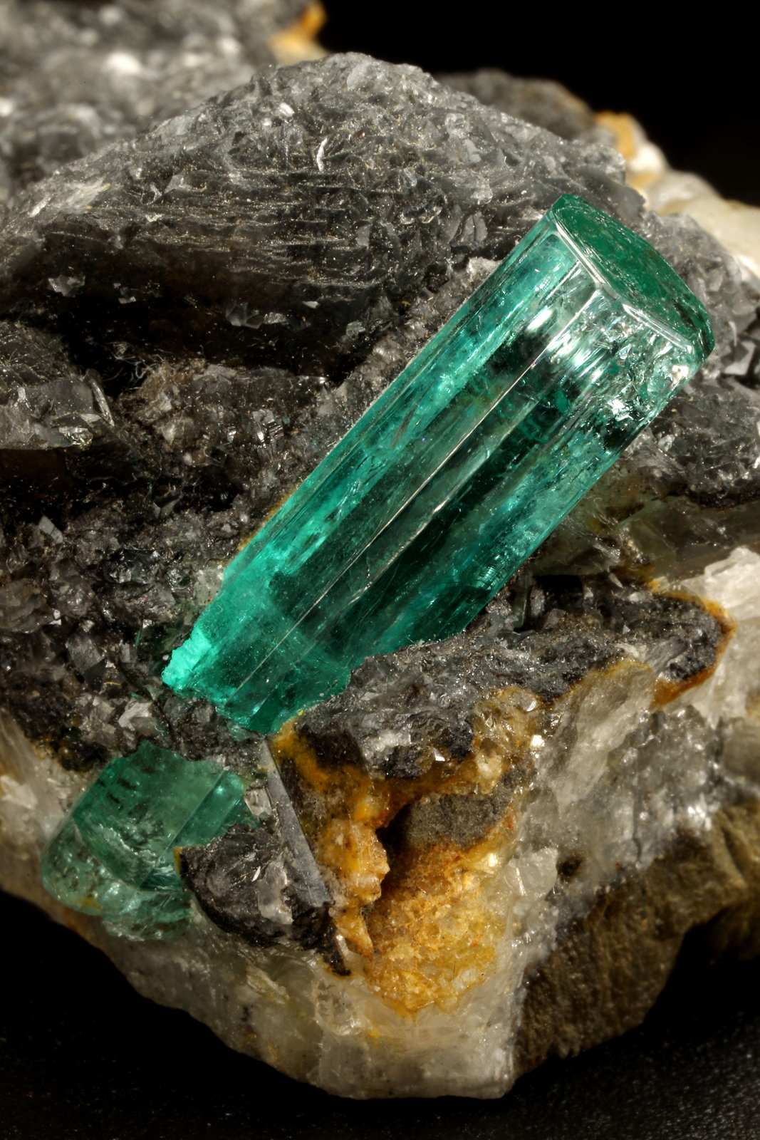 Beryl (variety emerald), Calcite
62x27x39mm, original xl=25mm
(Autor: Fiebre Verde)