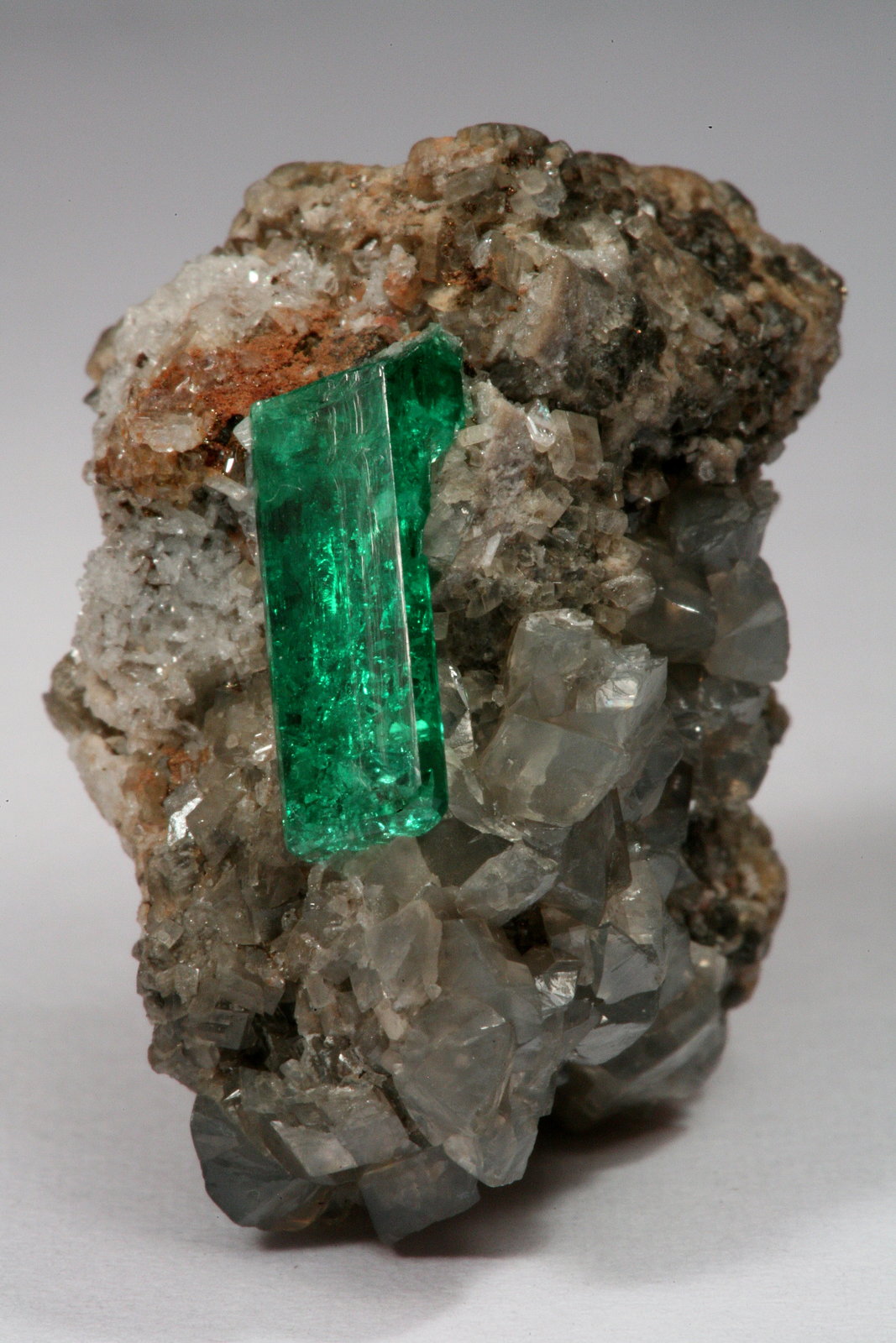 Beryl (variety emerald), Calcite, Pyrite, Albite (variety cleavelandite)
22x21x30mm, xl=14mm
(Autor: Fiebre Verde)