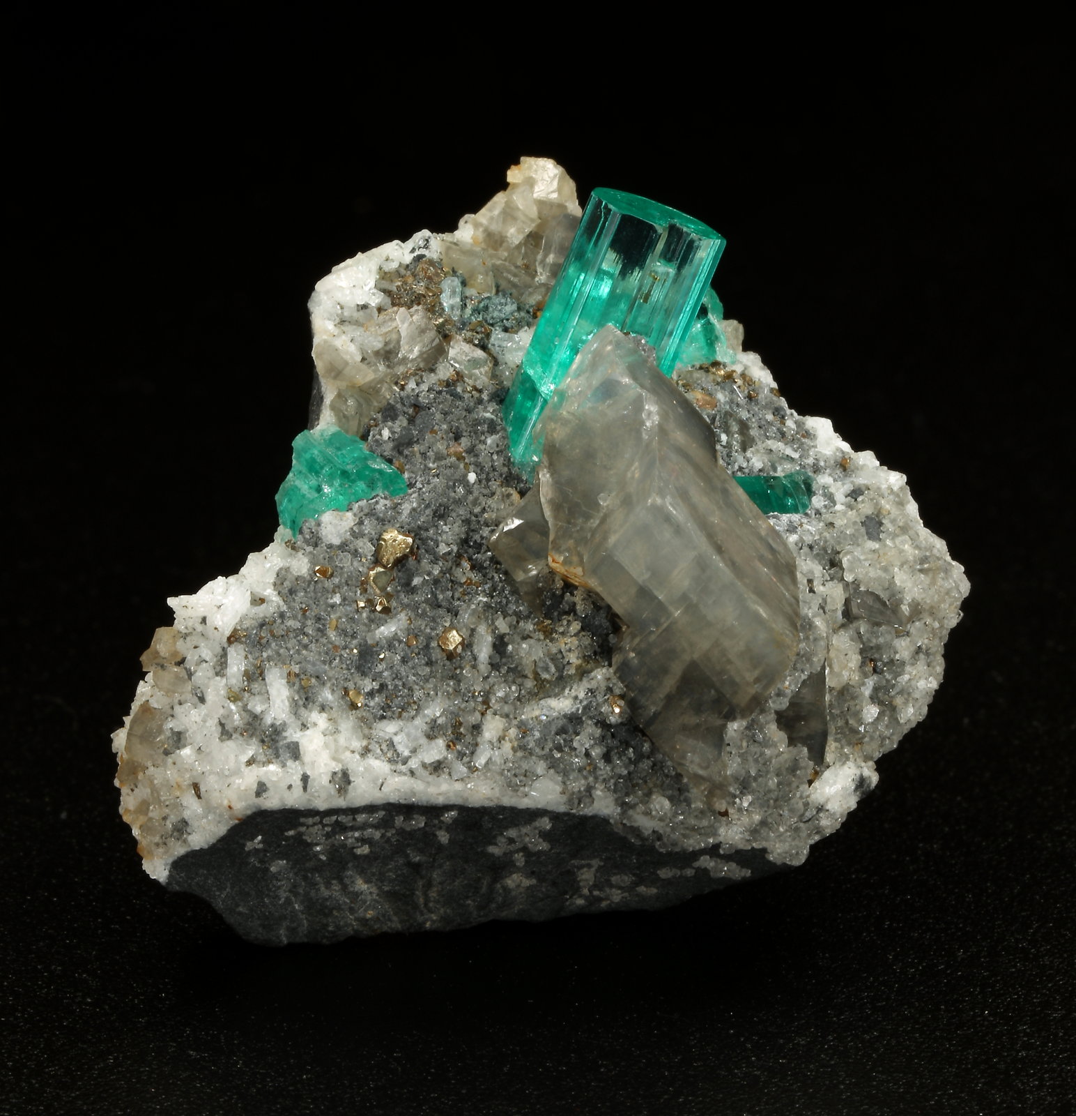 Beryl (variety emerald), Albite (variety cleavelandite), Dolomite, Pyrite
32mm across, main xl=9mm
(Autor: Fiebre Verde)