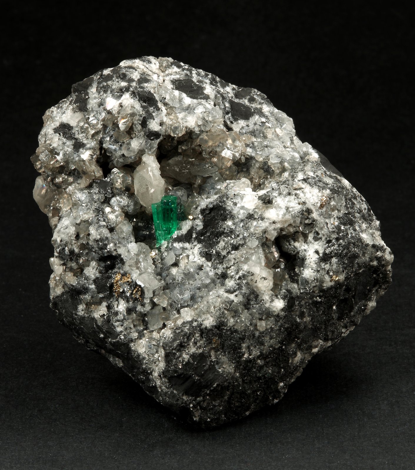 Beryl (variety emerald), Calcite, Pyrite
54x36x60mm, xl=8mm
(Autor: Fiebre Verde)