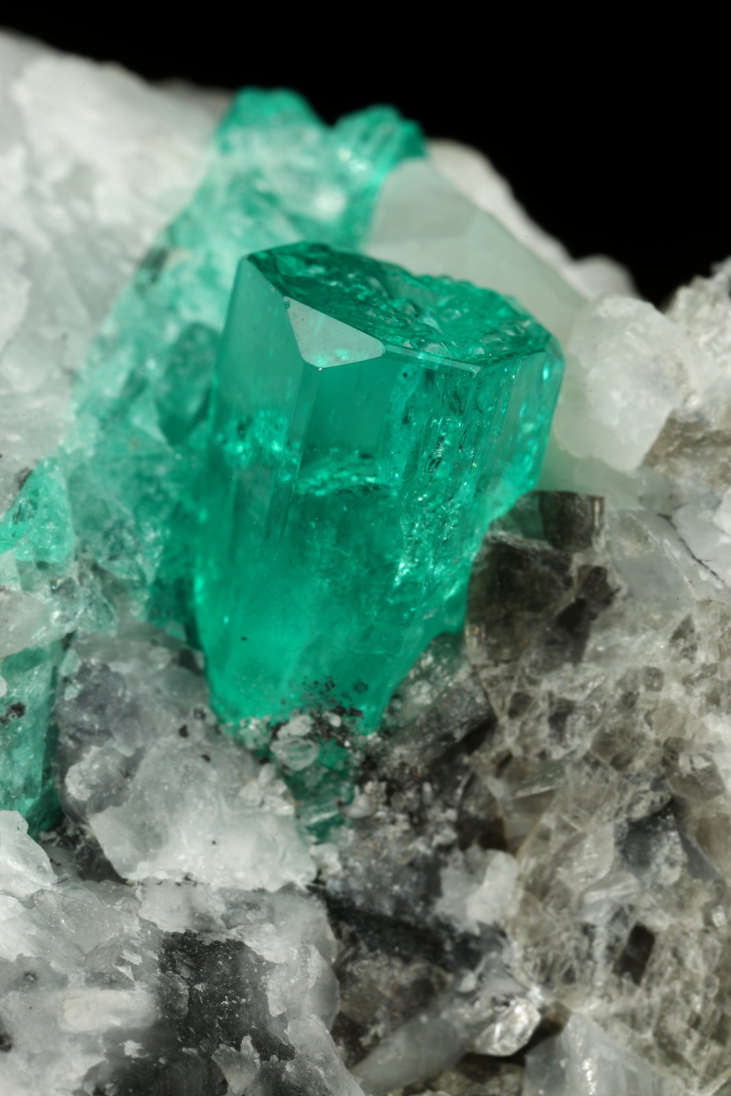 Beryl (variety emerald), Calcite
43x63x56mm, xl=10x6mm
(Autor: Fiebre Verde)