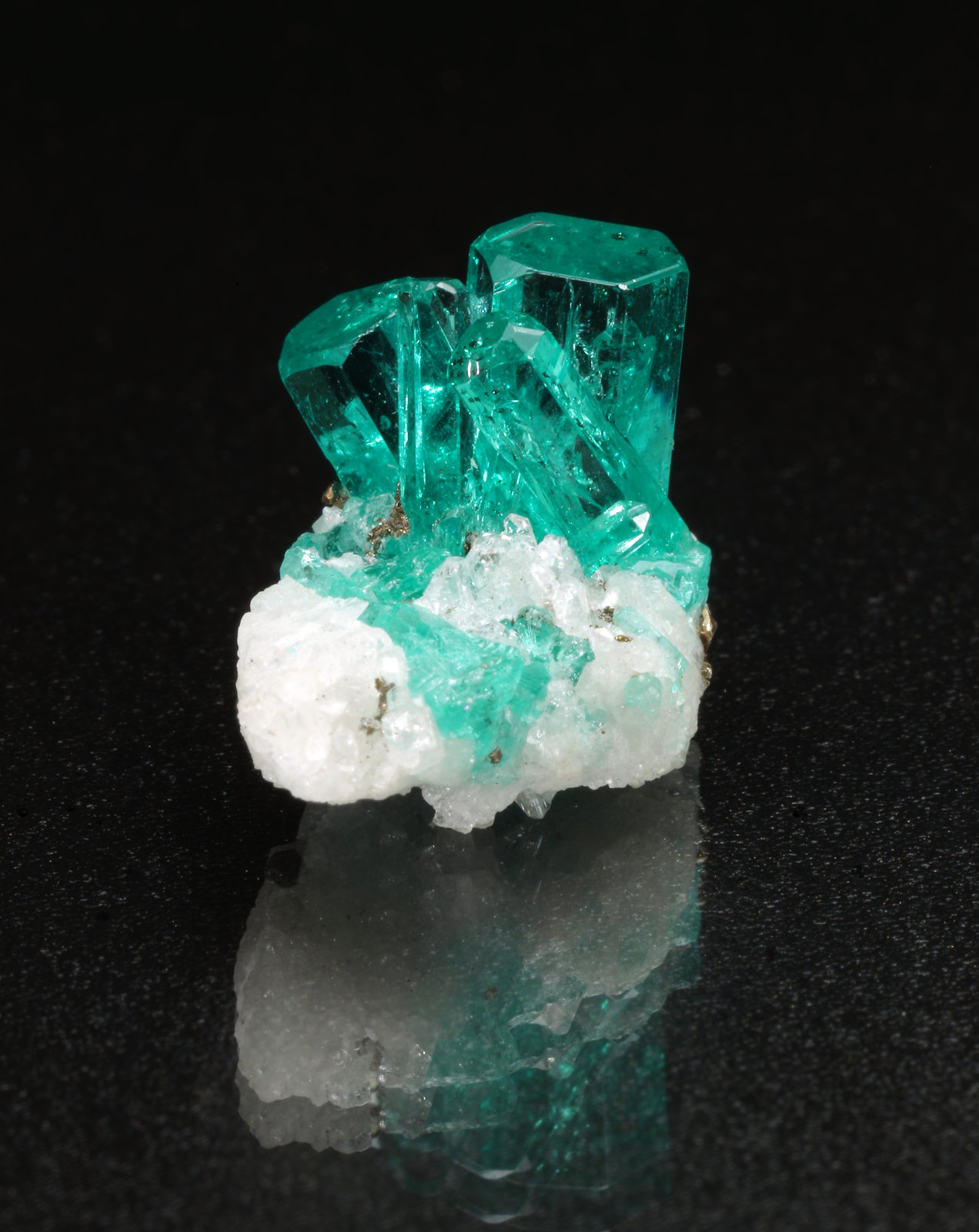 Beryl (variety emerald), Pyrite, Albite (variety cleavelandite)
36mm x 17mm x 26mm, xl=6mm
(Autor: Fiebre Verde)