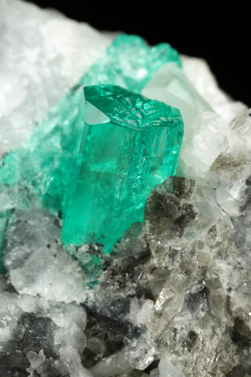 Beryl (variety emerald), Calcite
43x63x56mm, xl=10x6mm
(Autor: Fiebre Verde)