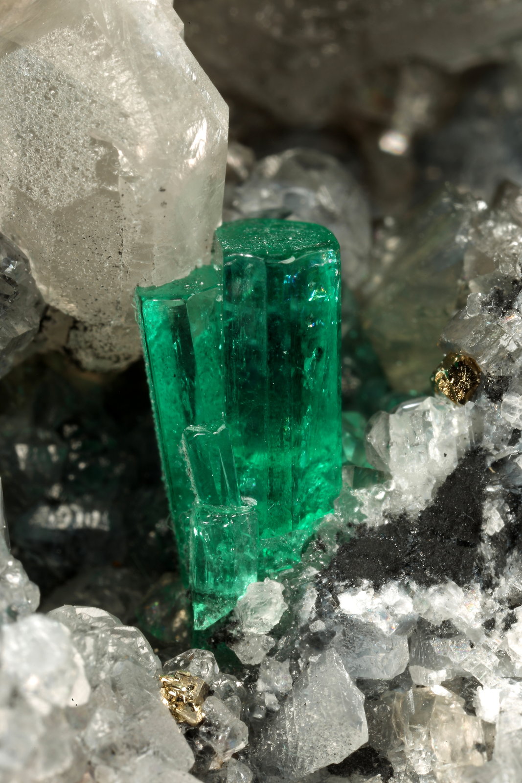 Beryl (variety emerald), Calcite, Pyrite
54x36x60mm, xl=8mm
(Autor: Fiebre Verde)