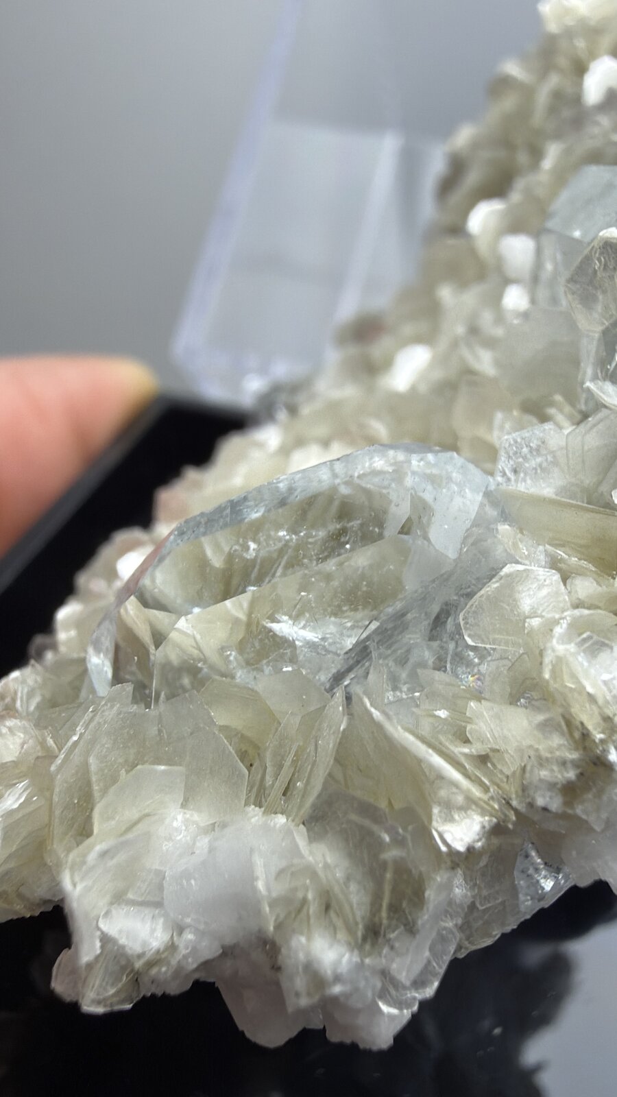 Beryl (variety aquamarine)
66mm x 52mm x 36mm
(Autor: QT.JojoGuo)