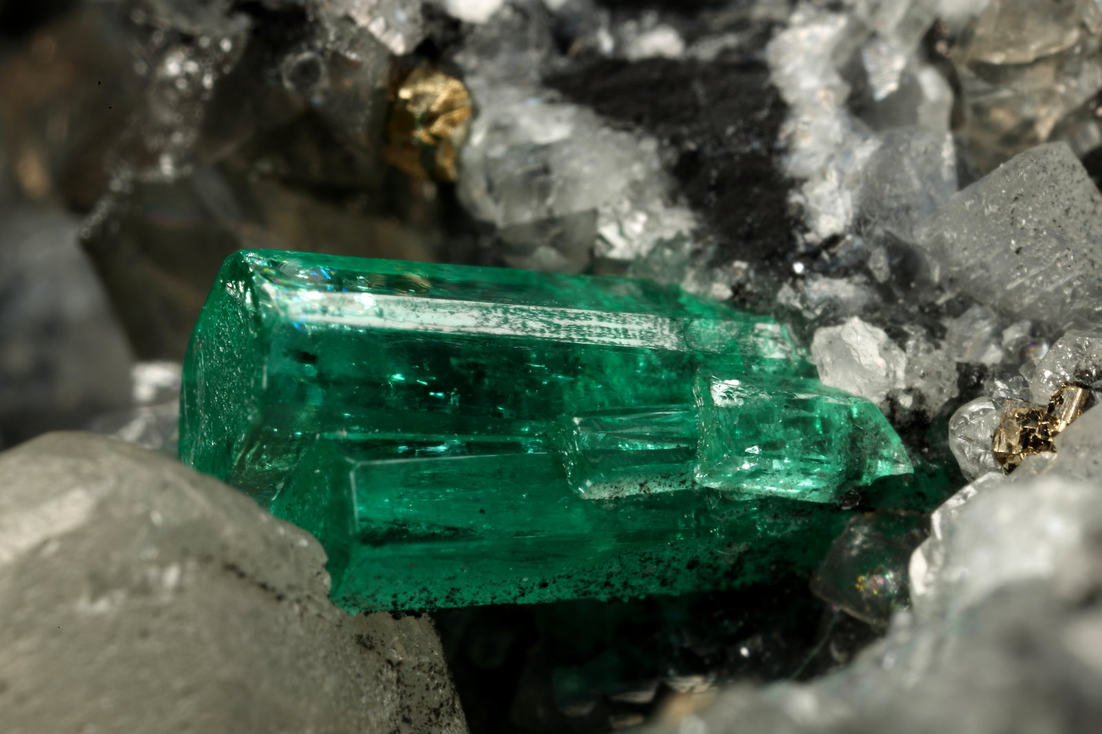 Beryl (variety emerald), Calcite, Pyrite
54x36x60mm, xl=8mm
(Autor: Fiebre Verde)