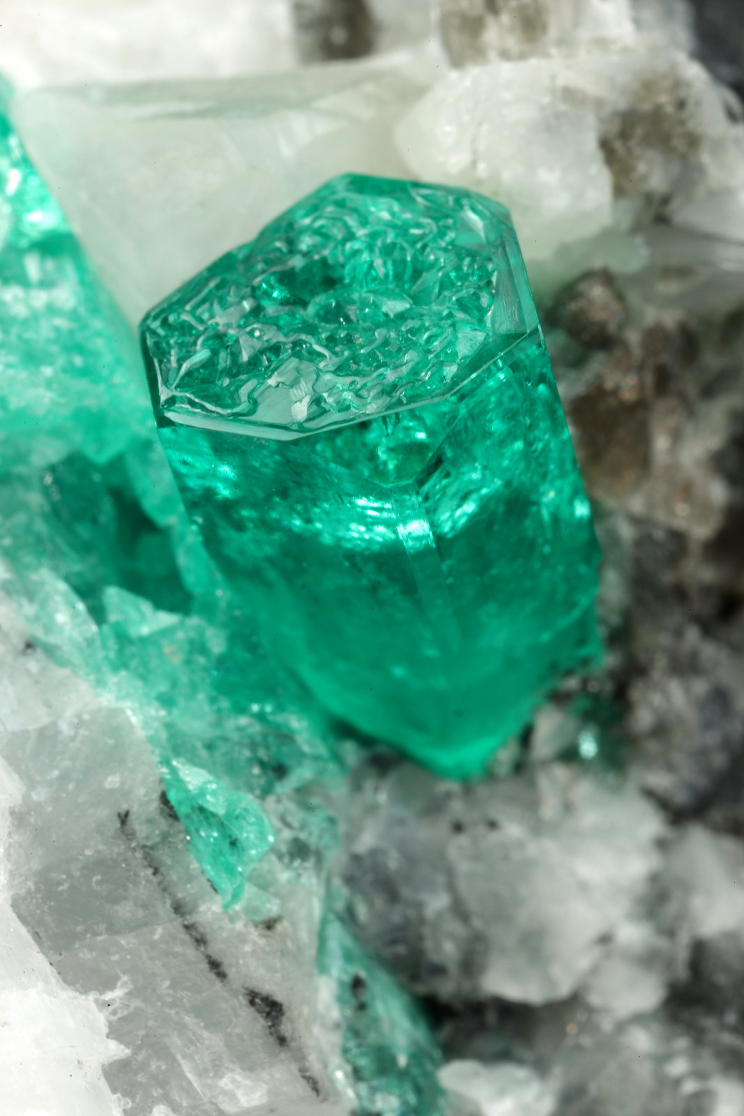 Beryl (variety emerald), Calcite
43x63x56mm, xl=10x6mm
(Autor: Fiebre Verde)
