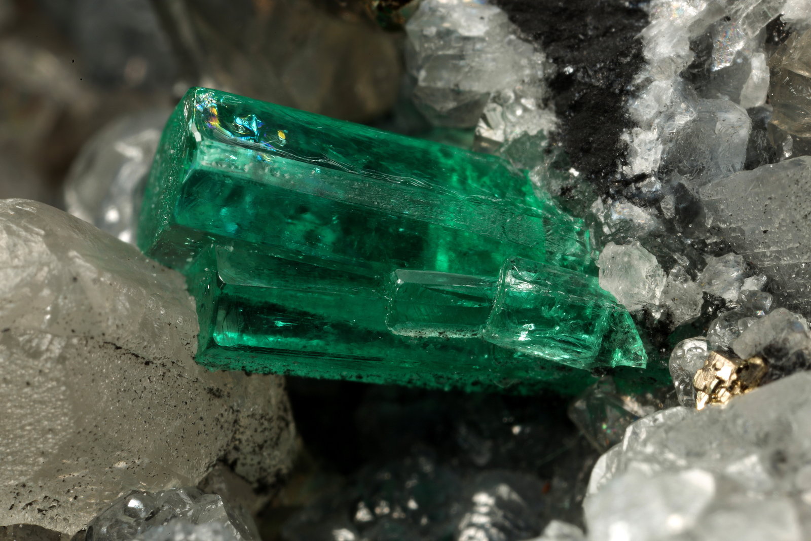 Beryl (variety emerald), Calcite, Pyrite
54x36x60mm, xl=8mm
(Autor: Fiebre Verde)