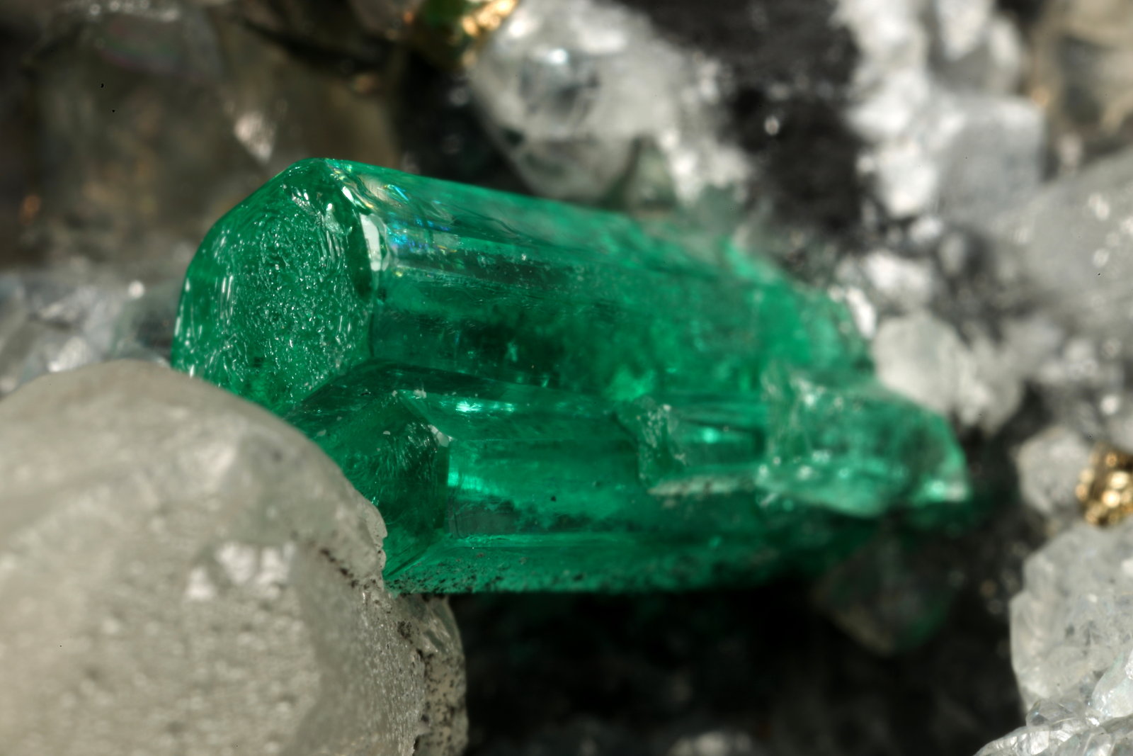 Beryl (variety emerald), Calcite, Pyrite
54x36x60mm, xl=8mm
(Autor: Fiebre Verde)