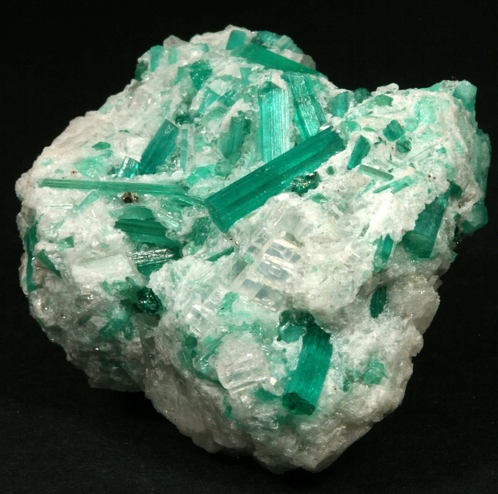 Beryl (variety emerald), Dolomite, Pyrite
42mm across, xls up to 14mm
(Autor: Fiebre Verde)