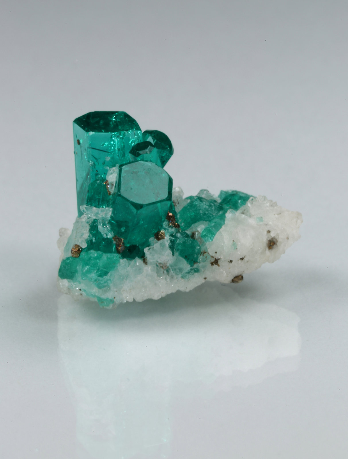 Beryl (variety emerald), Pyrite, Albite (variety cleavelandite)
17mm x 12mm x 12mm, main xl=9mm
(Autor: Fiebre Verde)