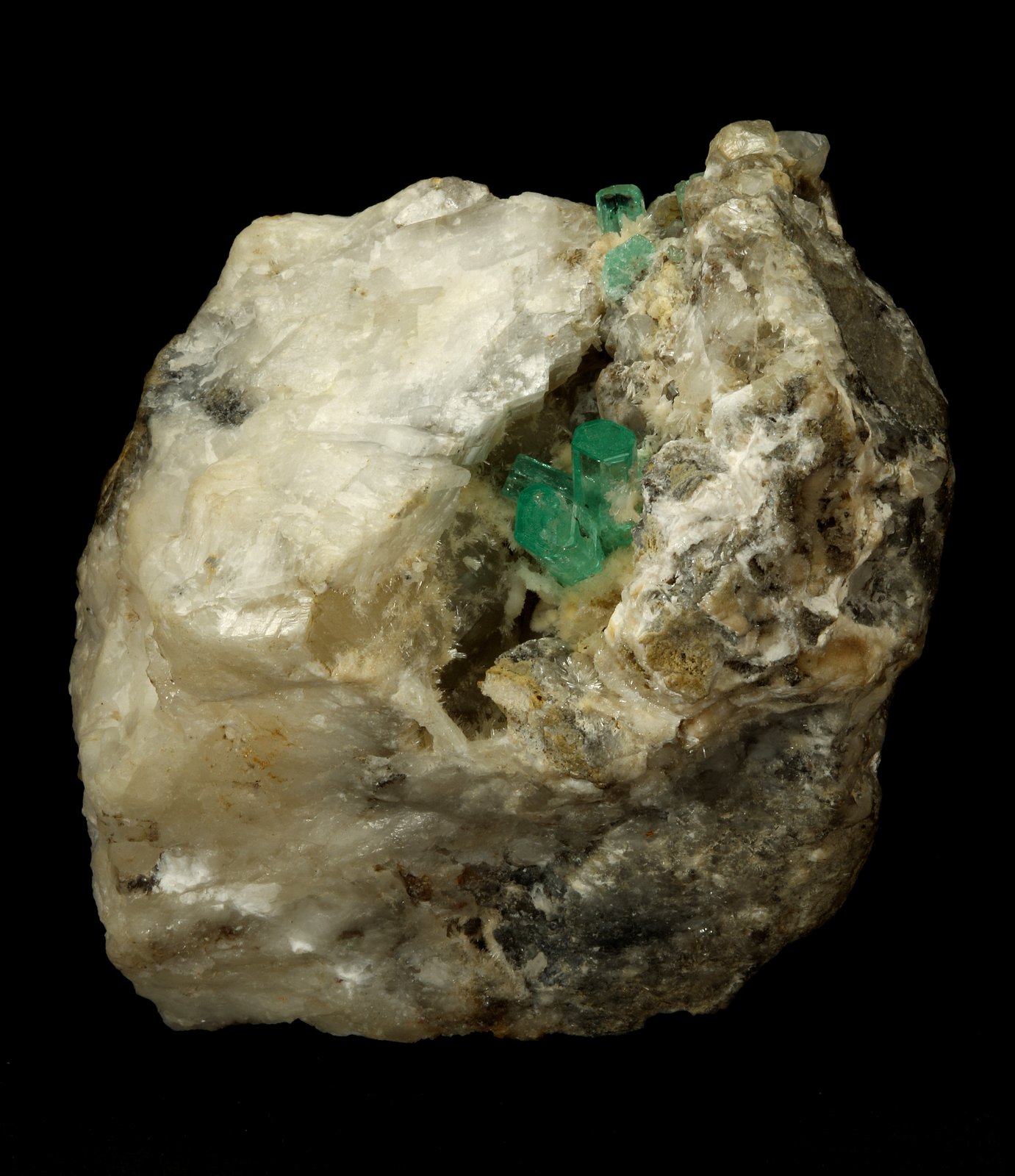Beryl (variety emerald), Calcite, Aragonite
75x55x65mm, main xl~1cm
(Autor: Fiebre Verde)