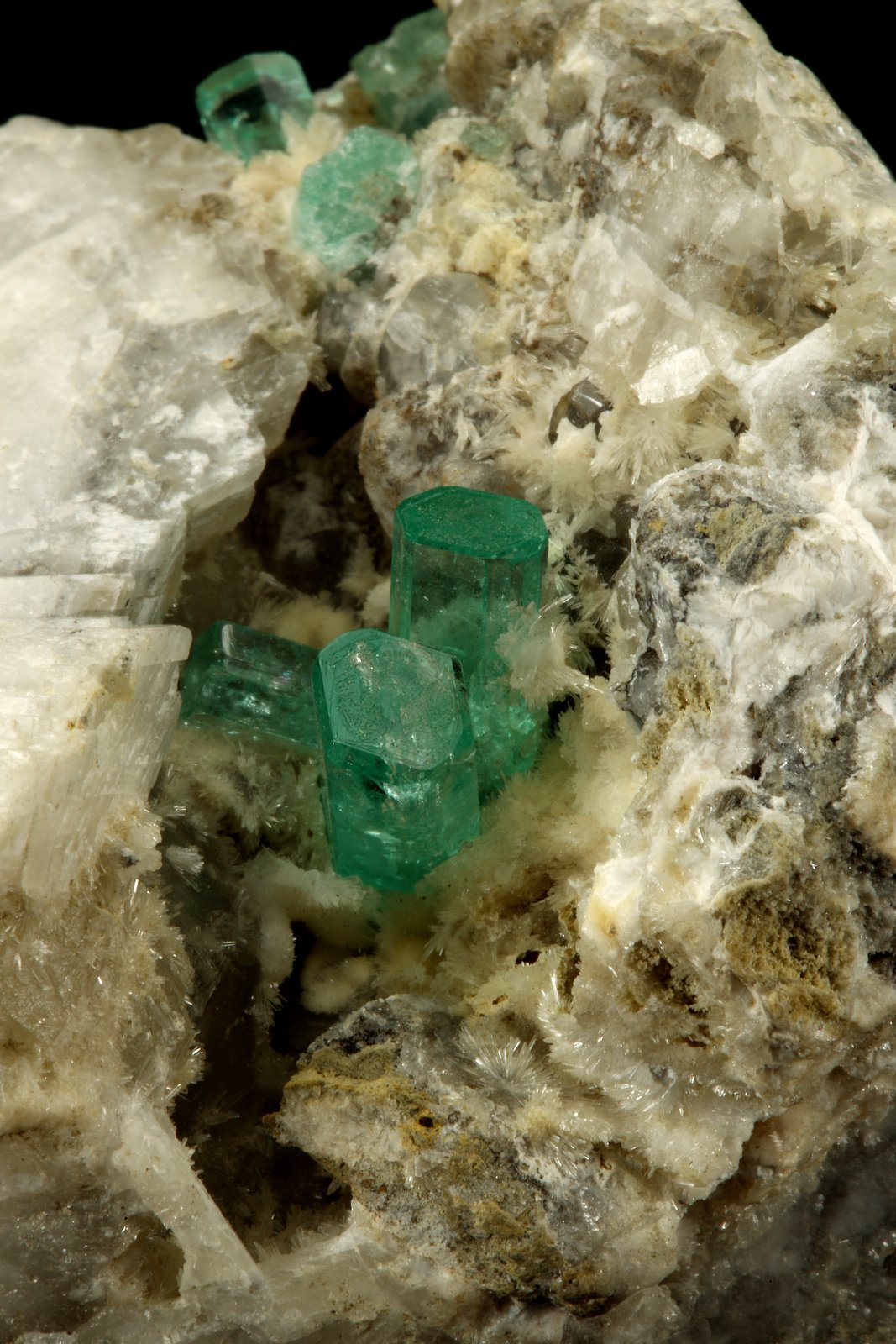 Beryl (variety emerald), Calcite, Aragonite
75x55x65mm, main xl~1cm
(Autor: Fiebre Verde)