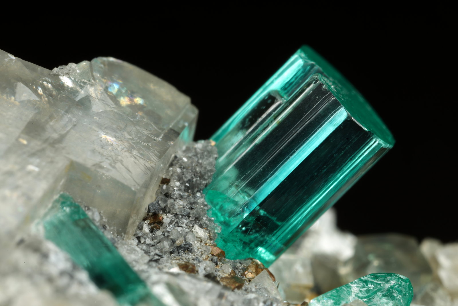 Beryl (variety emerald), Albite (variety cleavelandite), Dolomite, Pyrite
32mm across, main xl=9mm
(Autor: Fiebre Verde)