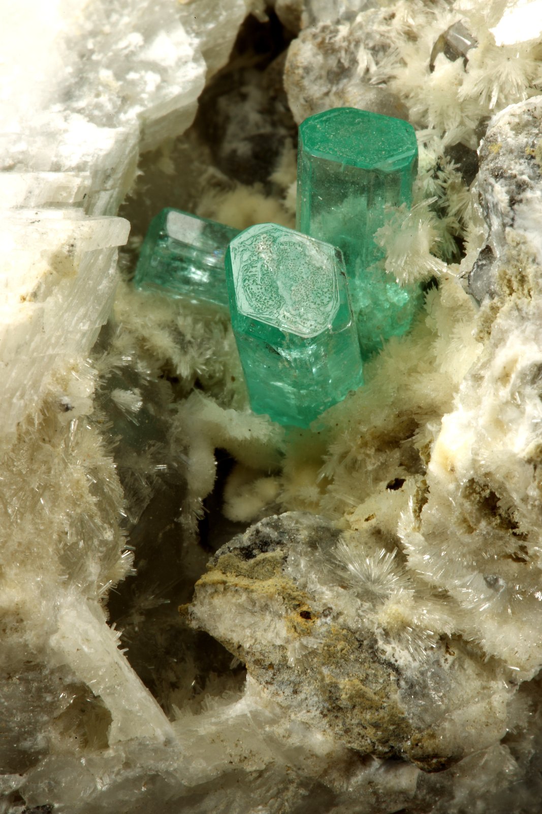 Beryl (variety emerald), Calcite, Aragonite
75x55x65mm, main xl~1cm
(Autor: Fiebre Verde)