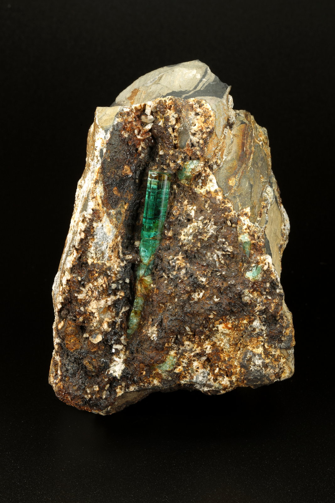 Beryl (variety emerald), Calcite
65x87x77mm, main xl=43mm
(Autor: Fiebre Verde)
