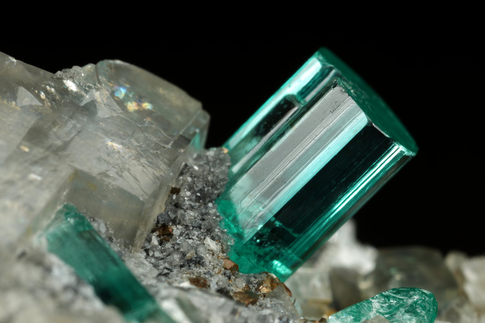 Beryl (variety emerald), Albite (variety cleavelandite), Dolomite, Pyrite
32mm across, main xl=9mm
(Autor: Fiebre Verde)