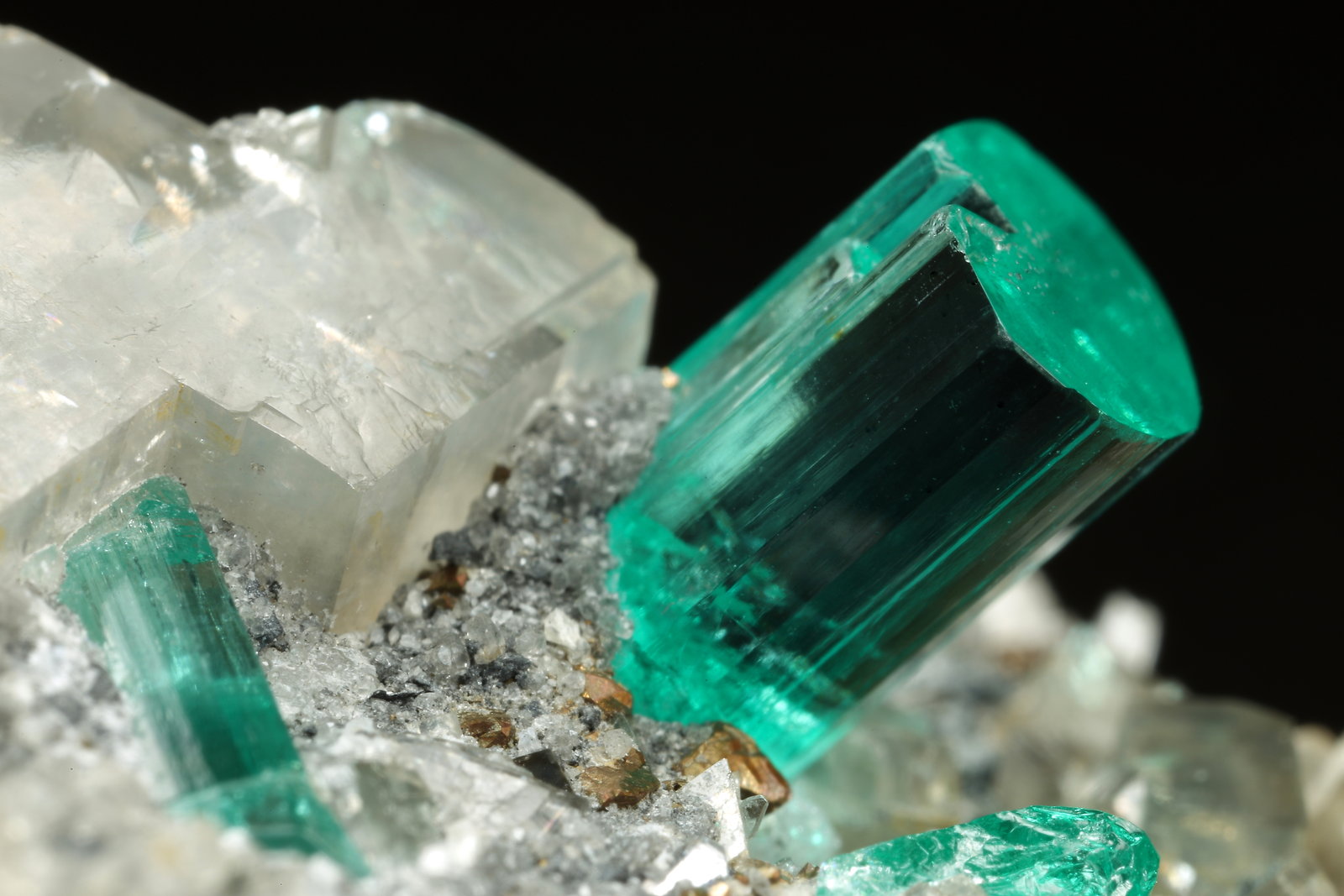 Beryl (variety emerald), Albite (variety cleavelandite), Dolomite, Pyrite
32mm across, main xl=9mm
(Autor: Fiebre Verde)