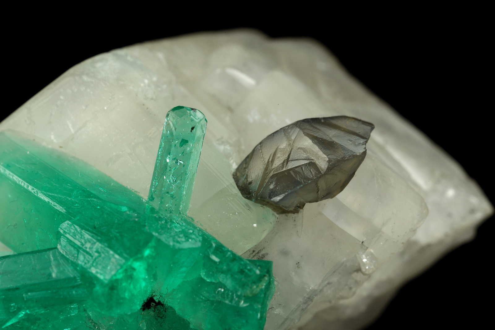 Beryl (variety emerald), Calcite, Dolomite
rhomb size=30x30x30mm, longest xl=18mm
(Autor: Fiebre Verde)