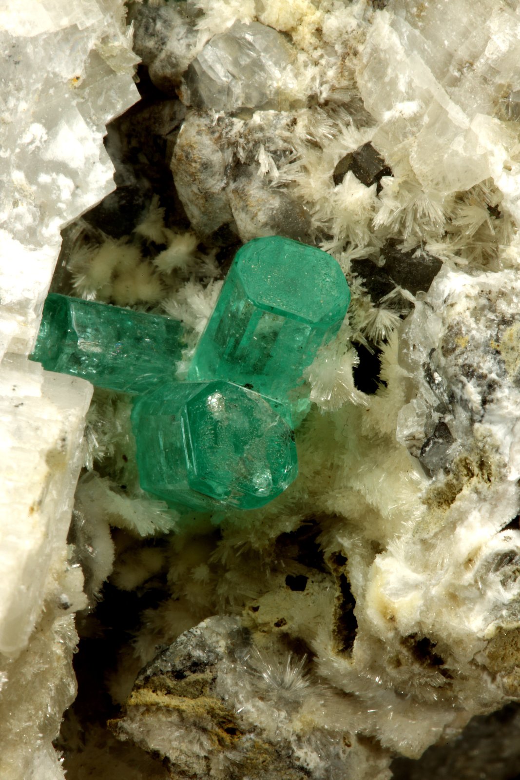 Beryl (variety emerald), Calcite, Aragonite
75x55x65mm, main xl~1cm
(Autor: Fiebre Verde)