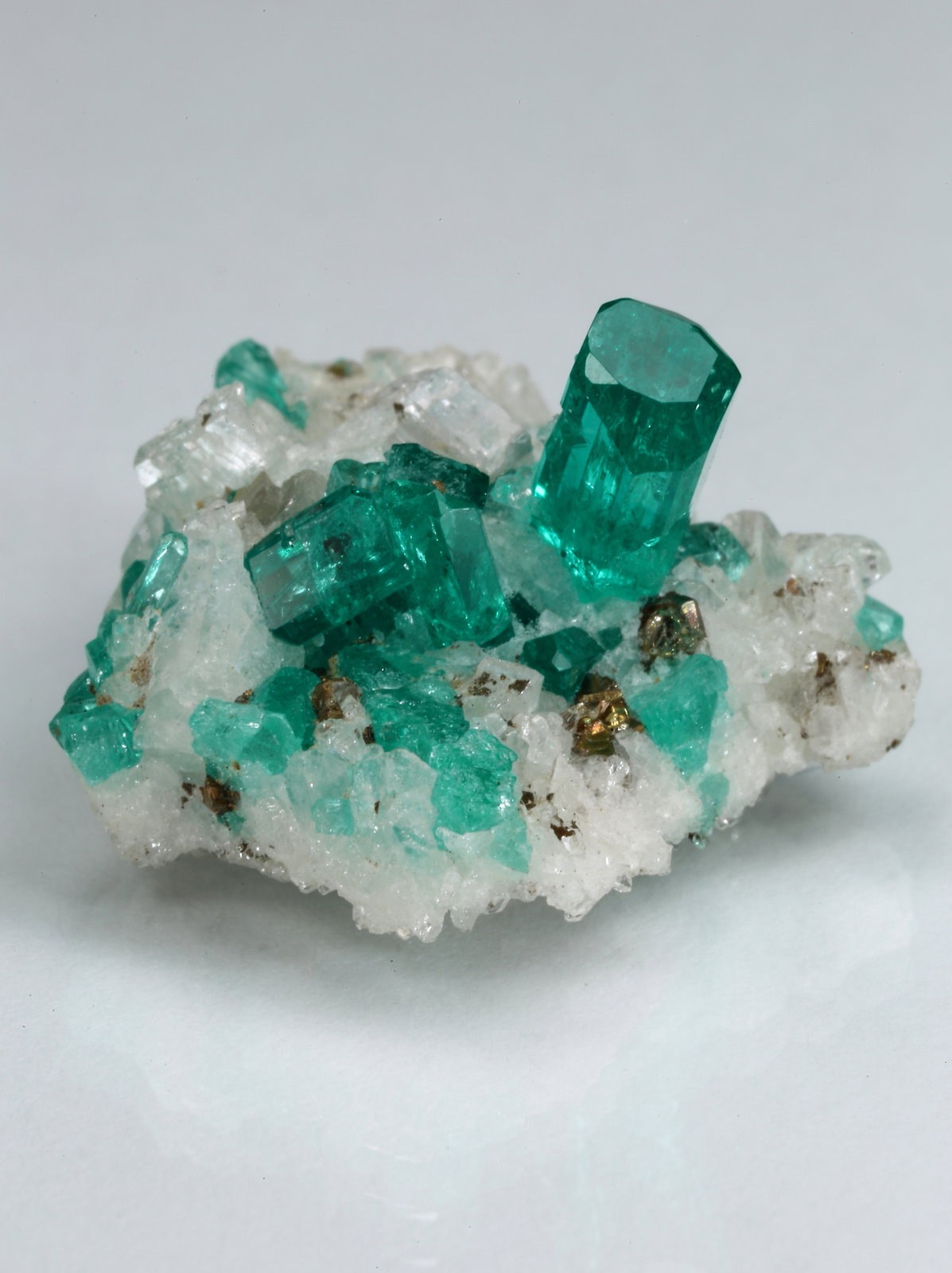 Beryl (variety emerald), Pyrite, Albite (variety cleavelandite)
19mm x 13mm x 20mm, main xl=9mm
(Autor: Fiebre Verde)