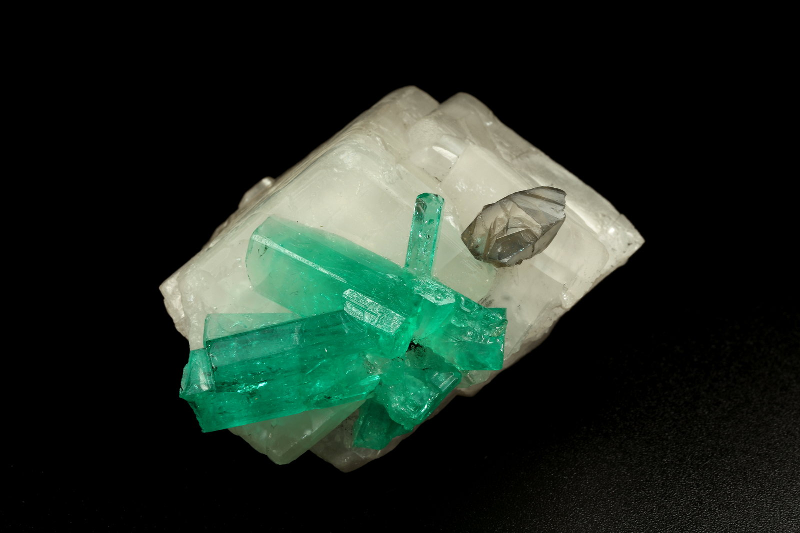 Beryl (variety emerald), Calcite, Dolomite
rhomb size=30x30x30mm, longest xl=18mm
(Autor: Fiebre Verde)