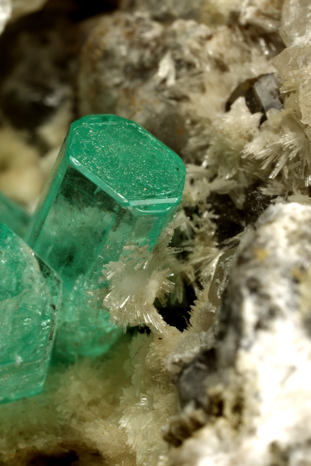 Beryl (variety emerald), Calcite, Aragonite
75x55x65mm, main xl~1cm
(Autor: Fiebre Verde)