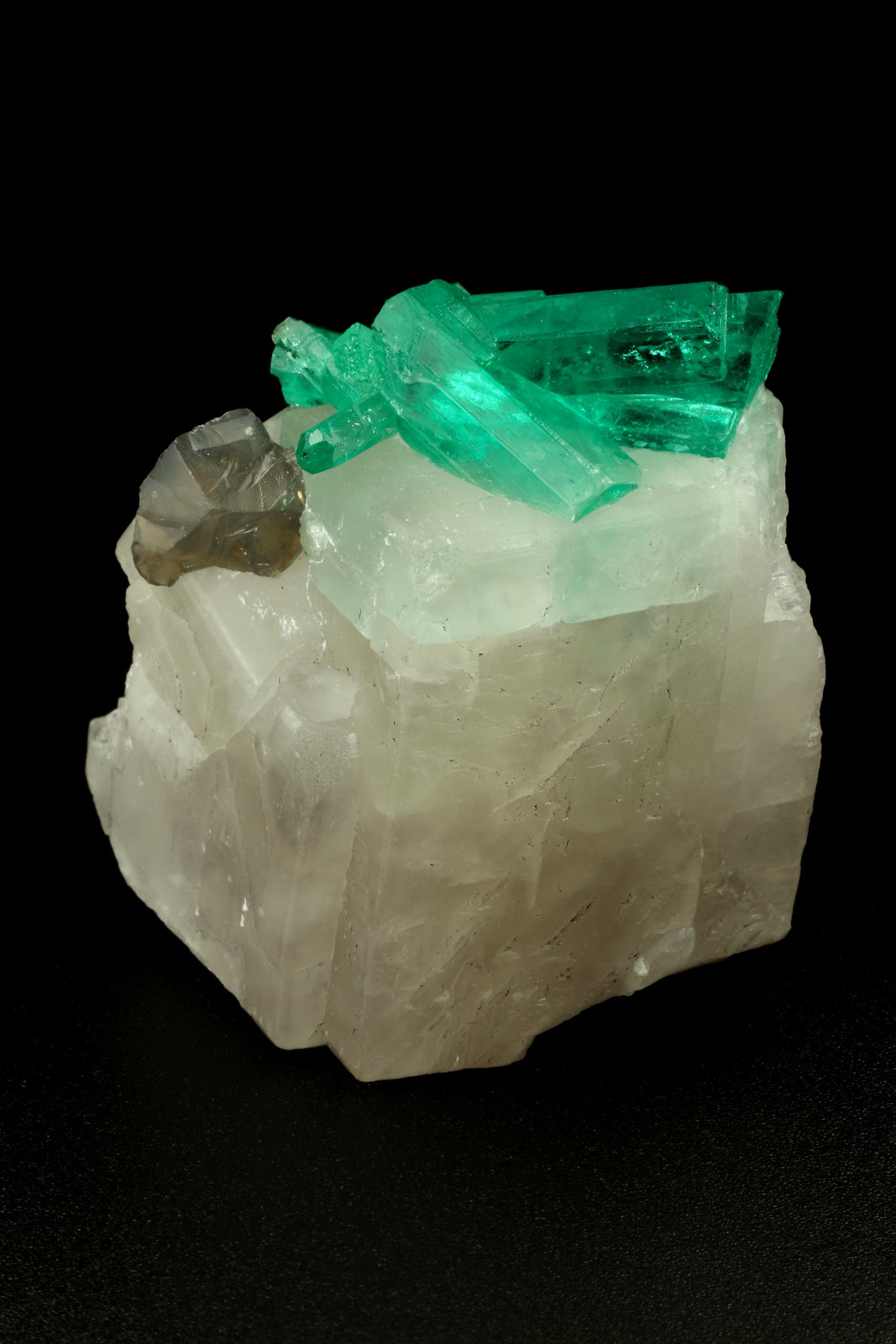 Beryl (variety emerald), Calcite, Dolomite
rhomb size=30x30x30mm, longest xl=18mm
(Autor: Fiebre Verde)