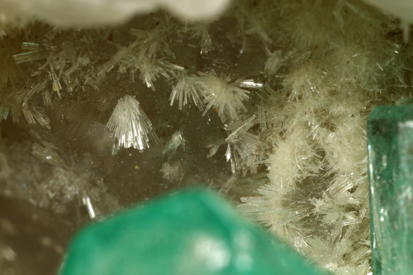 Beryl (variety emerald), Calcite, Aragonite
75x55x65mm, main xl~1cm
(Autor: Fiebre Verde)