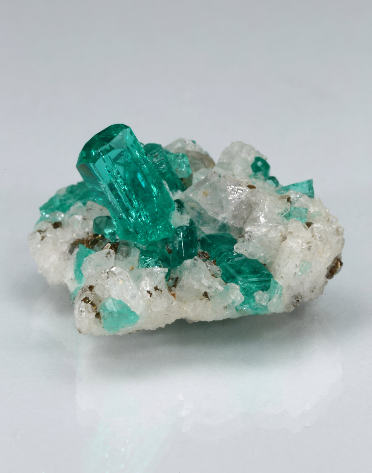 Beryl (variety emerald), Pyrite, Albite (variety cleavelandite)
19mm x 13mm x 20mm, main xl=9mm
(Autor: Fiebre Verde)